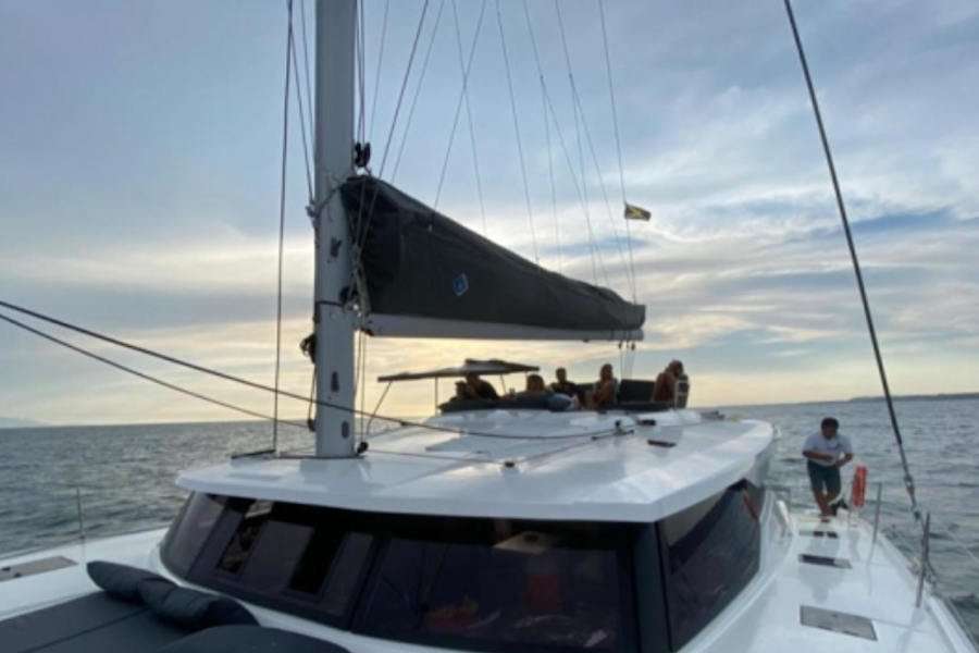 47-ft.-Fountaine-Pajot-3