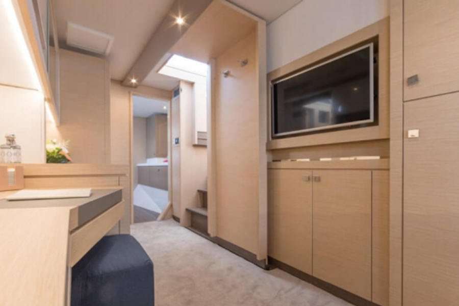 47-ft.-Fountaine-Pajot-4