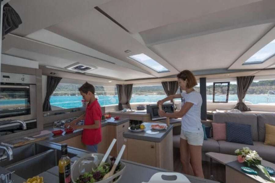 47-ft.-Fountaine-Pajot-6